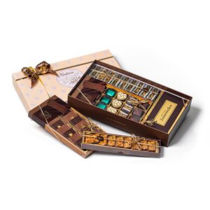 Zauner gift box "Large" with Zaunerstollen, fine pastries and various chocolates