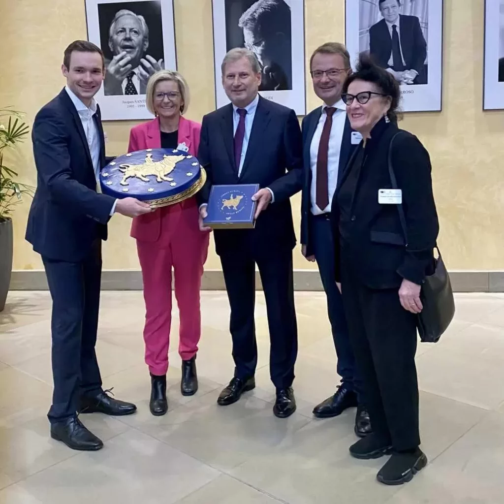 Cake handed over in Brussels to EU Commissioner Hahn (middle); from left to right Zauner, Schiller, Heide, Schweger