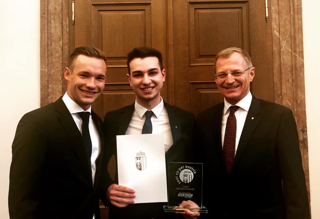 Zauner apprentice was honored. Zauner, Bauer and Stelzer smile into the camera.