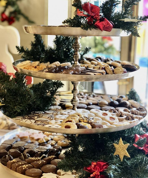 4-tier cake stand with Christmas cookies, decorated for Christmas on the occasion of the 40th anniversary.