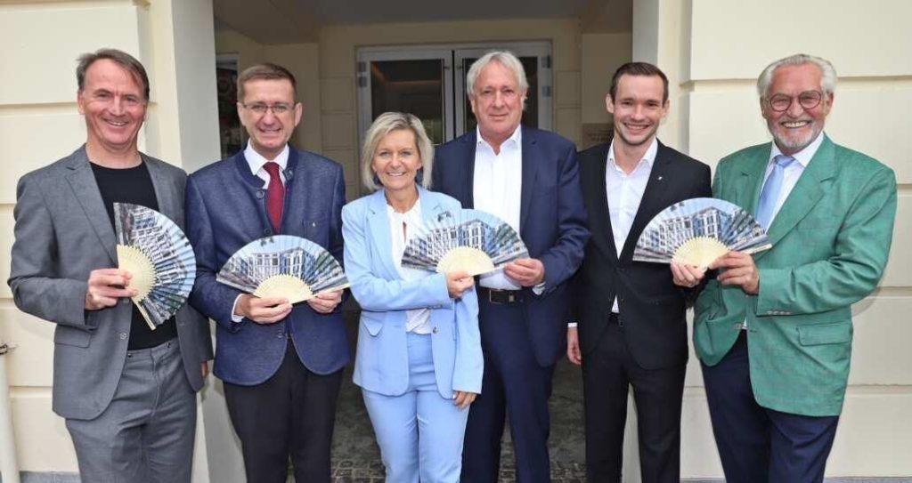 Presentation of the Grand Elisabeth. People hold up printed fans.