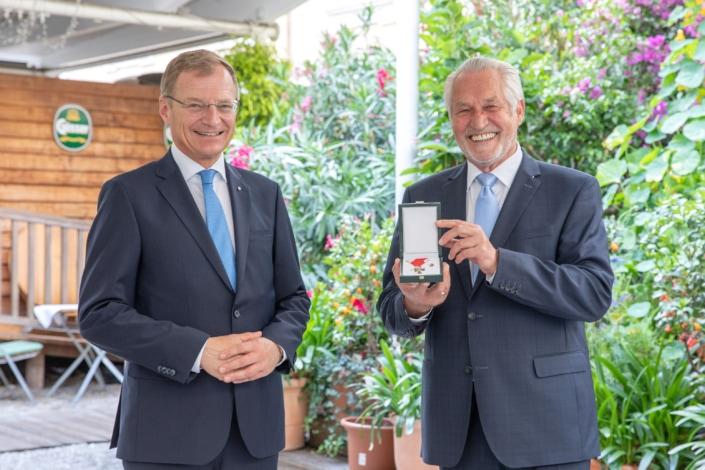 Thomas Stelzer, Josef Zauner with the Cross of Merit of the State of Upper Austria