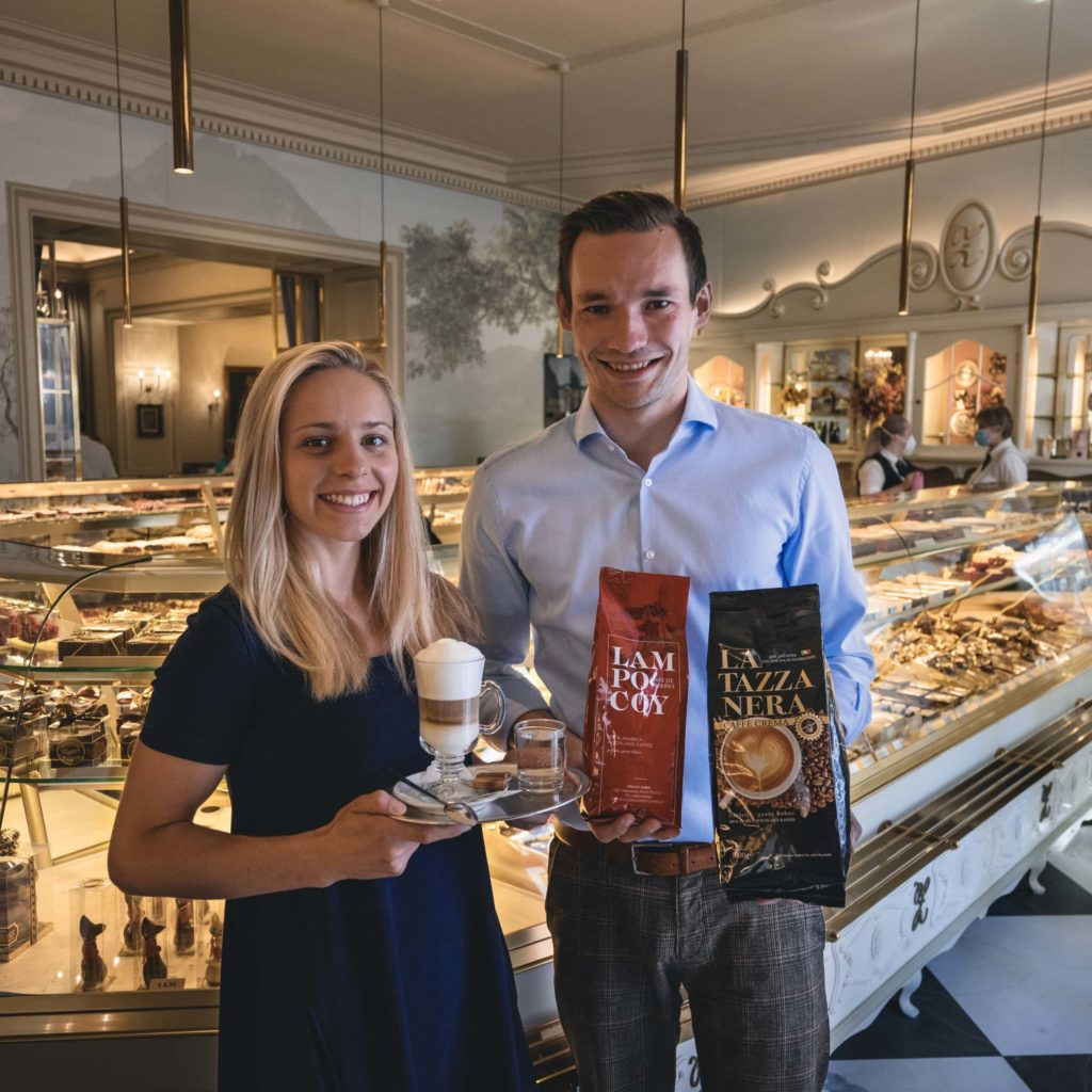 Marlene Drack und Philipp Zauner im Verkaufsraum der Zauner Konditorei präsentieren Kaffee.