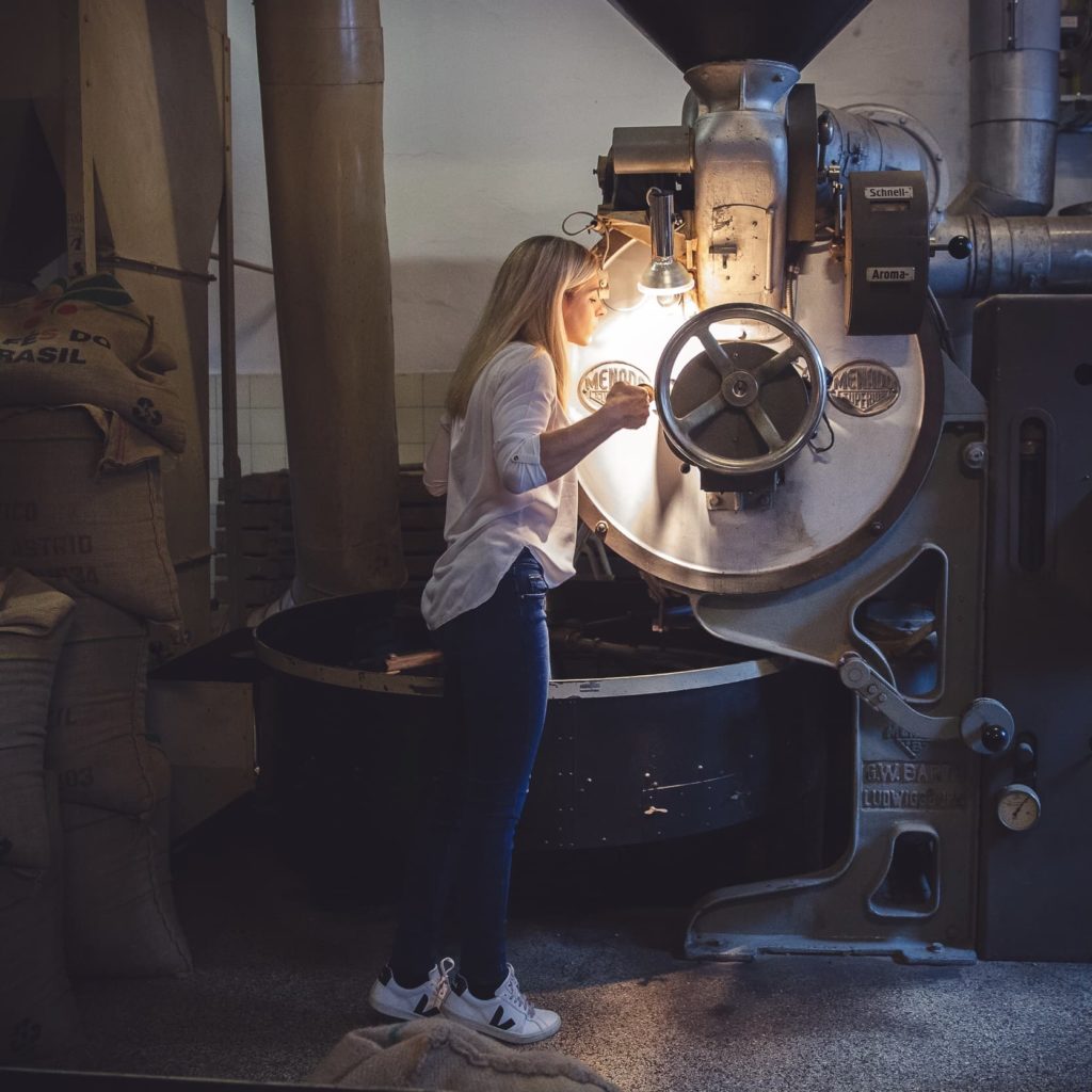 Marlene Drack wirft einen Blick in die Röstmaschine der Rösterei Nussbaumer.