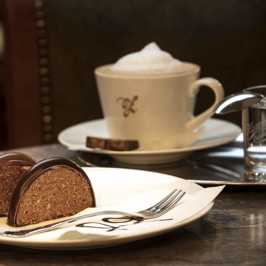 Nahaufnahme Zaunerschnitte Und Kaffee.