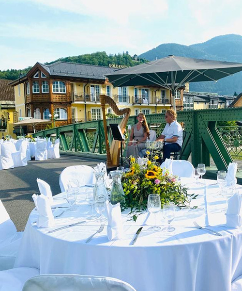 Bridge dinner in Bad Ischl for the Notos awards ceremony. View of the musician duo.