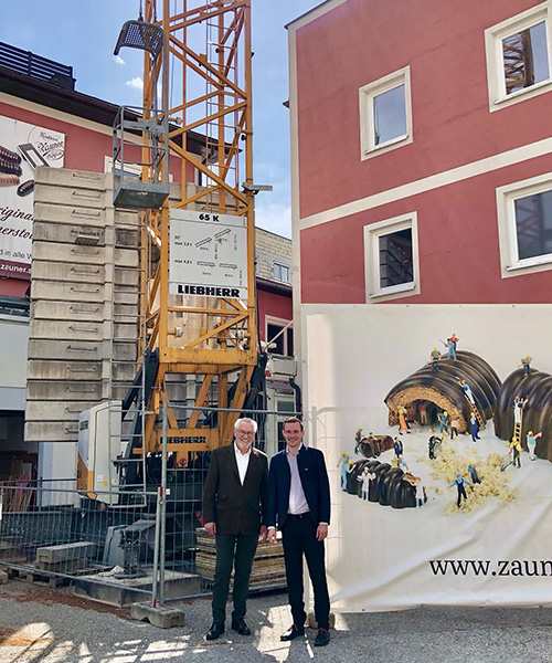 View of the construction site during the renovation of Pfarrgasse, standing in front of it: Josef and Philipp Zauner