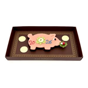 Mazipanschweinchen in braunem Geschenkskarton