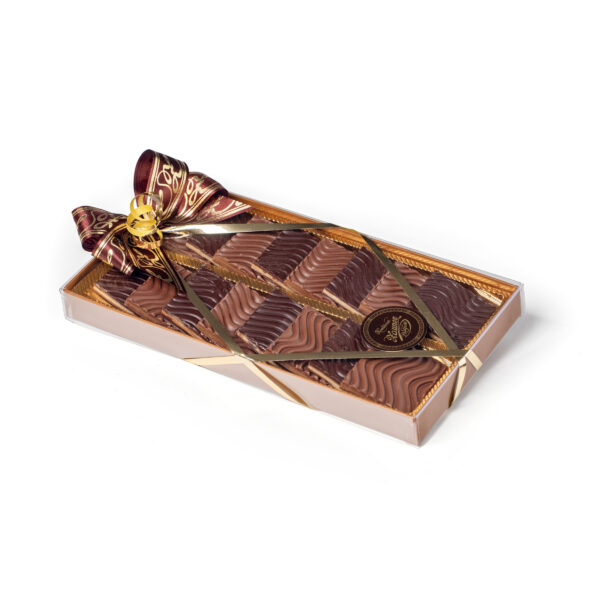 Nougat Eckerl in quadratischer Verpackung mit handgebundener Masche